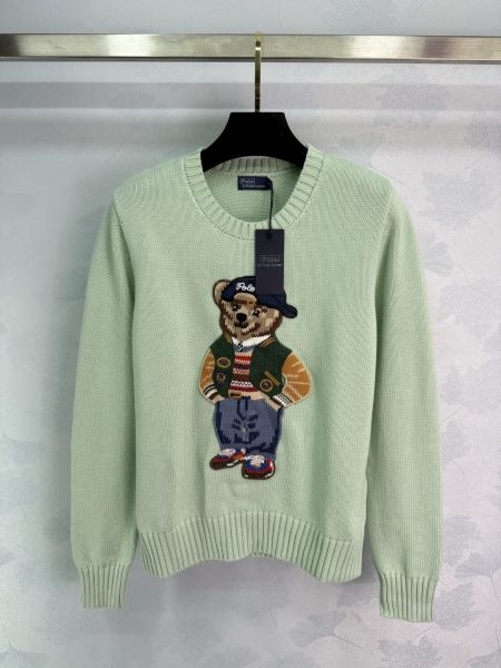 Ralph Lauren's new Fall/Winter 25 collection features a round-neck knitted long-sleeved top with a bear jacquard pattern.