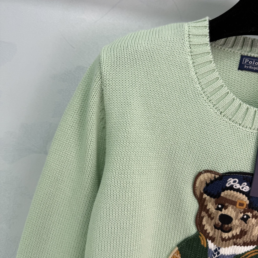 Ralph Lauren's new Fall/Winter 25 collection features a round-neck knitted long-sleeved top with a bear jacquard pattern. - Image 6