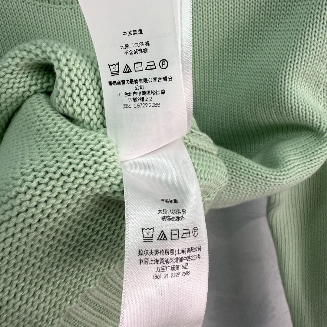 Ralph Lauren's new Fall/Winter 25 collection features a round-neck knitted long-sleeved top with a bear jacquard pattern. - Image 10